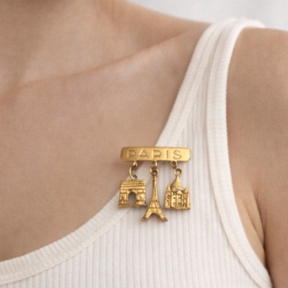 🇫🇷 VINTAGE 1970s Gold Tone PARIS Charm Brooch 1.25”
